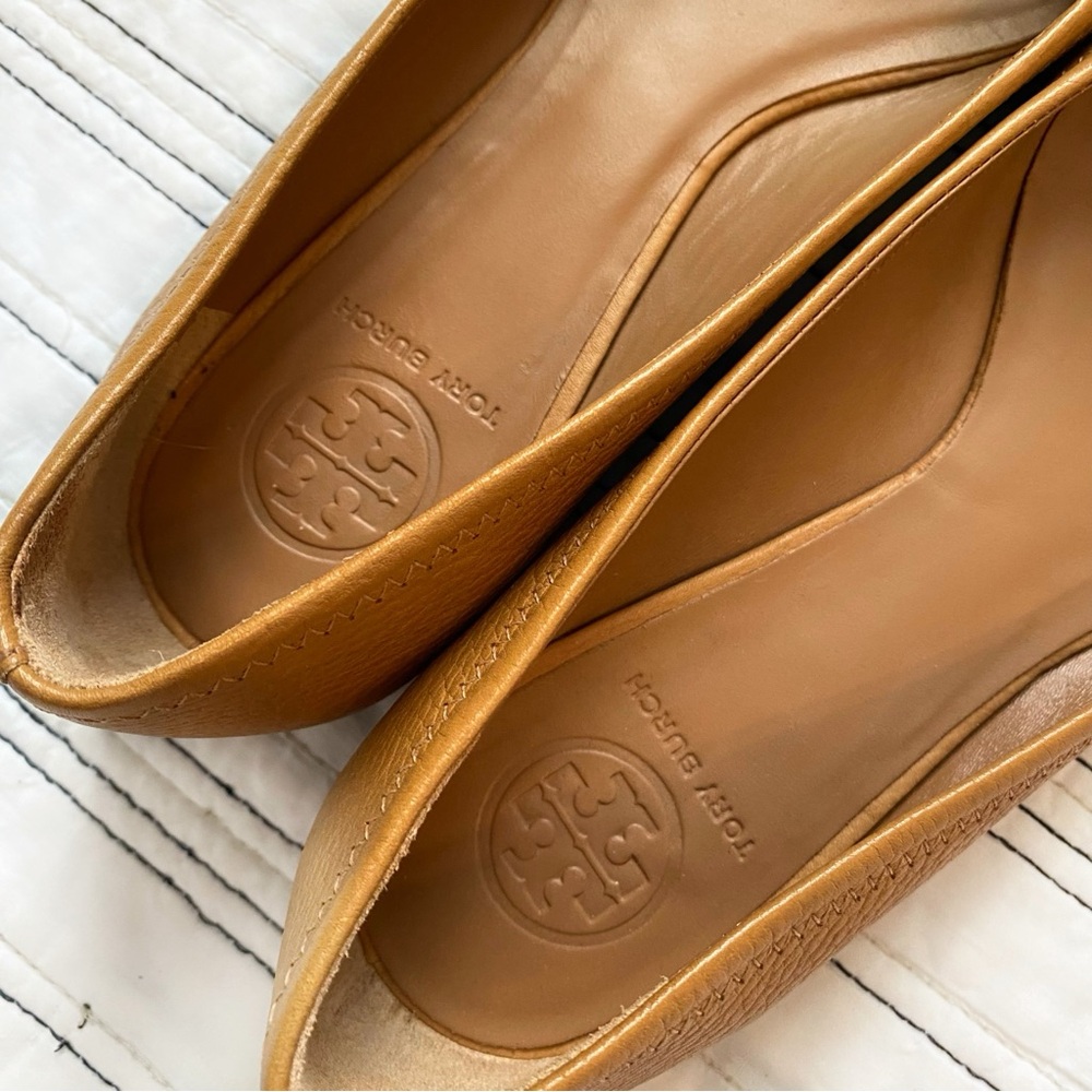 Tory Burch Tan Flats with Gold Logo - Picture 5 of 9